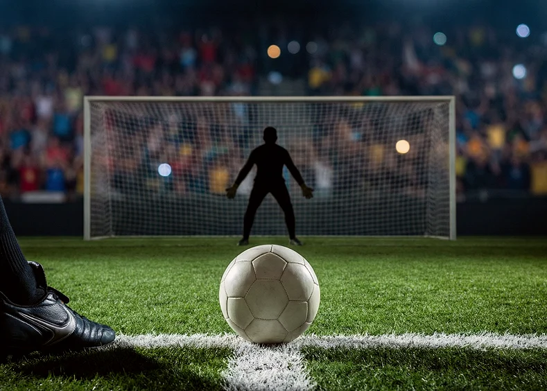 VAR改判点球引发巨大争议主裁解释难以服众